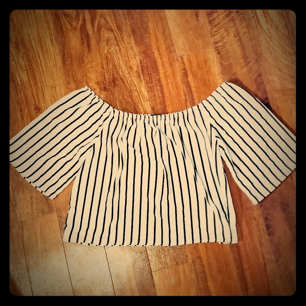 • Off Shoulder Crop Top •